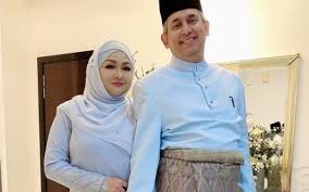 I'm a cute honeybee.motto:ibadahku, hidupku, matiku hanya kerana allah ta'ala. Ziela Jalil Tak Tolak Rezeki Jika Dikurniakan Anak