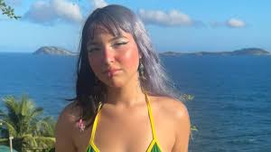 Após completar 18 anos, Belle Belinha cria perfil adulto e vende pornografia  - Revista Ana Maria