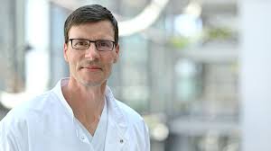 „sehen ihre nägel seltsam aus? Covid Nails Hinterlasst Eine Corona Erkrankung Spuren In Den Nageln Stern De