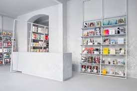 Stender dritti, con ruote o circolari, ampio assortimento di grucce all'ingrosso a prezzi vantaggiosi, specchi e cabine prova. Arredo Per Negozi 7 Stili Per Essere Al Top Cliento School