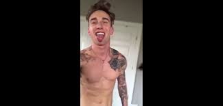 Inked lad cumming on the floor - ThisVid.com