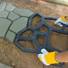 Quikrete 2 In X 24 In X 24 In Country Stone Walk Maker 692132 The Home Depot Patio Stones Paver Walkway Walk Maker