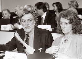 Jun 26, 2021 · mossa tattica di lotito, si inventa un trust per la salernitana, scrive il corriere della sera. Gino Strada Con La Moglie Foto Immagini Persone Autoritratti Foto Su Fotocommunity