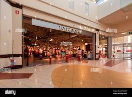 Mondovì, Cuneo, Italia - 07 dicembre 2022: Terranova negozio di  abbigliamento nel centro commerciale outlet Mondovicino. Terranova è un  marchio italiano di uomini Foto stock - Alamy