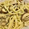 Oggi prepareremo pasta alla boscaiola in bianco con salsiccia, funghi e piselli. 1