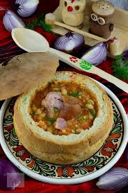 Un preparat tradițional care se pregătește diferit în funcție de specificul zonei, însă gustul delicios rămâne același. Ciorba De Fasole In Bol De Paine Caietul Cu Retete
