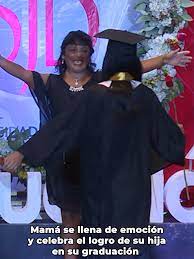 Emotiva Celebración de Graduación con Mamá y Alegría Contagiosa | TikTok
