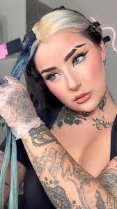 Kari Dickerson's Instagram, Twitter & Facebook