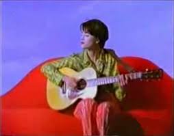 Mi do#m sol#m narciso parole di burro la do#m fa# si sciolgono sotto l'alito della passione mi do#m sol#m narciso trasparenza e mistero la do#m fa# la cospargimi di olio alle mandorle e vanità,modellami mi do#m sol#m fa#m la mi raccontami le storie che ami inventare spaventami mi do#m sol#m fa#m la raccontami le nuove esaltanti vittorie la do#m mi si. Amore Di Plastica Wikipedia