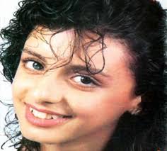 ان طبيعة الحياة لم تعد تستوعب الأغنيات الطربية الطويلة التي كانت سائدة في الماضي ، فقديما كان الجمهور يذهب إلى حفل السيدة أم كلثوم وهو على أتم استعداد. Ø£Ù†ØºØ§Ù… ØªØ³Ø®Ø± Ù…Ù† Ø£Ù†ÙÙ‡Ø§ ÙˆØªÙ‚ÙˆÙ„ Ø§Ù„Ø¯ÙƒØ§ØªØ±Ø© ØºÙ„Ø¨ÙˆØ§ ÙÙŠ Ù…Ù†Ø§Ø®ÙŠØ±ÙŠ Ù…Ø¬Ù„Ø© Ù‡ÙŠ