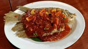 Ikan gurame dengan saus tersaji hangat di meja makan. Berbagai Gurame Saus Di Restoran Kampoeng Bamboe Fresh Dan Enak Tribunlampung Travel