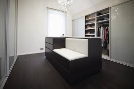 Der Dunkle Boden Und Die Dunkle Insel Gepaart Mit Den Hellen Schiebeturen Und Wanden Wirkt Bei Dieser Ankleide Nach Mass Ankleide Ankleide Zimmer Ankleidezimmer