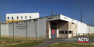 Ils tentaient de faire passer de la drogue et de l'alcool en prison. Reau Une Douzaine D Individus Bloquent L Entree De La Prison Un Tente De Penetrer A L Interieur Un Autre Frappe Un Surveillant