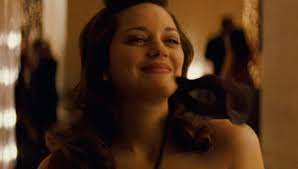 4 ans après la polémique suscitée par la scène de sa mort dans the dark knight rises, marion cotillard revient sur le sentiment d'incompréhension et de. Marion Cotillard Has No Regrets About All Her Dark Knight Rises Lies