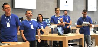 People line up at apple store during the coronavirus crisis on june 08, 2020 in berlin, germany. Apple Store Im Test Support An Der Genius Bar