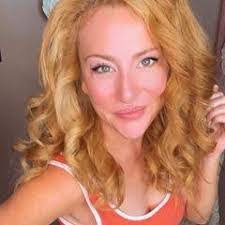 Amanda Scarff's Instagram, Twitter & Facebook