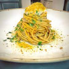 500 gr di riso di pasta viazzo un pugno di pomodori secchi bottarga di tonno fresco da grattugiare 1 scalogno. Spaghetti Con Polpa Di Ricci Stracciatella E Bottarga Picture Of Osteria Sant Anna Cisternino Tripadvisor