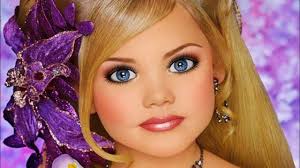 Мне нравится, когда мамочка кричит, потому что хочет, чтобы я победила»:  как проходят детские конкурсы красоты