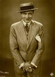 Als populärster schauspieler der 1920er und frühen 1930er jahre lockte er millionen von fans in die kinopaläste der weimarer republik. Willy Fritsch Zxc Wiki