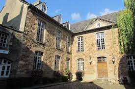 Dinan Des Appartements De Tourisme Dans Un Ancien Hotel Particulier Le Petit Bleu