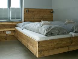Due to the special construction, the bed appears light and floating. Bauholzbetten Von Timber Classics