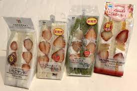 コンビニ3社の「いちごサンド」比較、パンを開いていちごの数を数えてみた | マネーポストWEB
