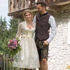 Ursprünglich galten trachten als arbeitskleidung und hatten wenig mit modischem lifestyle zu tun. Die Alb Ruft Trachtenwelten In Bitz Hochzeit In Tracht
