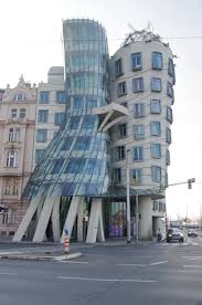 Es steht direkt an der moldau und sticht durch seine außergewöhnliche architektur sofort ins auge. Datei Cz Prag Tanzendes Haus Jpg Reisefuhrer Auf Wikivoyage