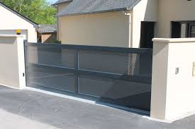 Portail Aluminium Semi Ajoure Modele Bresil En Tole Perforee Menuiserie Portailalu Portail Aluminium Coulissant En Portail Coulissant Portail Portail Alu