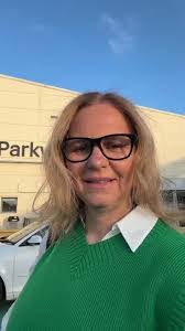 Holly Gillingham's Instagram, Twitter & Facebook