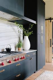 Quartzite Backsplash Black Oak Flat Front Kitchen Cabinets Designed With Aquartzite Slab Backs Kitchen Cabinet Design Kitchen Furniture Design Kitchen Cabinets