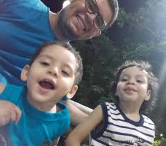 Pai solo de dois meninos adotados, professor afirma: 'adotar é uma forma de  amor, de cuidado'