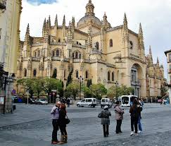 Uno de los rasgos más notables de la catedral de notre dame son sus gárgolas y quimeras de figuras mitad animal mitad humanas que decoran su exterior. Como Visitar Catedral De Segovia Horario Precios Viajar A Madrid