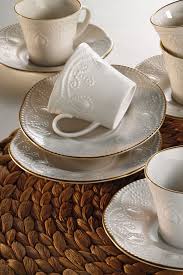 Fincanın ve tabağının ağız kısmında uygulanan platin file uygulaması el de uygulanmıştır. Kutahya Porselen Fulya Krem Altin File Kahve Fincan Takimi Kahve Takimi Firsat Kosesi Kutahya Porselen