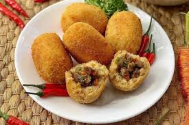 Kamu bisa buat sendiri kroket di rumah, yaitu dengan mempraktikkan resep masakan kroket yang diunggah youtube peggy louisa. Resep Kroket Kentang Isi Ayam