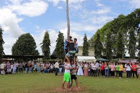 Juegos tradicionales realizados el 11 de octubre de 2009 con motivo de las fiestas patrolanes de la virgen del pilar en tres rios de la union en cartago, costa rica, en esta tercera parte continúan los grandes. Palo Encebado Juegos Tradicionales De La Costa Aquellos Juegos De Otros Tiempos El Diario Ecuador