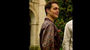 Pedro alonso is de acteur achter één van de bekendste personages uit la casa de papel.berlin is in het eerste seizoen van la casa de papel de leider van de groep en later blijkt ook dat hij de broer van el profesor is.berlin is een echte leider die de groep door hun moeilijke taak moet slepen. The Bathrobe Worn By Berlin Pedro Alonso In The Casa De Papel Spotern