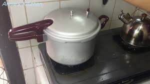 Cara pelepasan cepat yaitu dengan terlebih dahulu membuka katup pengaman (dengan menekan katup seperti pada video cara memakai panci presto dibawah ini), sampai uap habis. Tutorial Presto Ala Annie S Kitchen Youtube