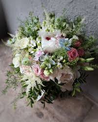 Do you love fresh flowers but don't feel so confident in your flower arranging skills? Pin On Beautiful Wedding Flowers