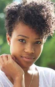 Les cheveux bouclés et crépus se porteront au naturel, surtout avec le. Id E Coiffure Afro Cheveux Courts Naturels Image Coiffure Afro Cheveux Courts Naturels Cheveux Courts Coupe De Cheveux Cheveux Naturels