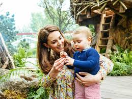 Prinz william und herzogin kate spielen mit ihren kindern im garten, damit sie glückliche und gesunde erwachsene werden. Herzogin Kate Und Prinz William Wieder Im Billigflieger Unterwegs Doch Eine Sonderbehandlung Gab Es