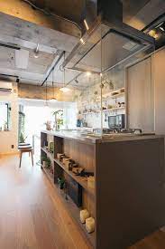 オープン収納にグリーンが映える mi さんのアイランドキッチン キッチンデザイン 家のインテリアデザイン リビング キッチン