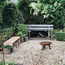 Wir Haben Einen Kiesplatz Im Garten Gemacht In Dieser Ecke Ist Nie Rasen Gewachsen Sondern Immer Nur Unkraut In 2020 Kiesgarten Feuerstelle Garten Feuerschalen Garten