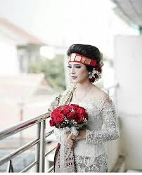 Pemasangan sanggul dan pemilihan jarik harus disesuaikan dengan model baju agar tidak kehilangan ciri khas kebaya. Kebaya Pengantin Batak Kancing Depan 28 Model Kebaya Pengantin Modern Kekinian 2021 Evanazka Inspirasi Model Kebaya Pengantin Batak Terpopuler Dan Terbaru Fashion Terbaru Semua Ada Disini