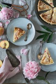 Pfirsich Mandel Tarte Mit Thymian Creme Rezept Lebensmittelfotografie Lebensmittel Essen Und Rezeptideen