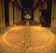 LABIRINTO - CATTEDRALE DI CHARTRES / FINE DEL XII SECOLO Il grande labirinto circolare conservato nel pavimento della navata centrale della cattedrale di Chartres è forse la più celebre rappresentazione di un