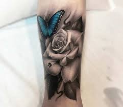Schmetterling Und Rose Tattoo Von Mike Flores Post 24108 Wunderschoner Zweifarbiger Realistischer Ta In 2020 Realistisches Tattoo Rosenranke Tattoo Rosen Tattoo