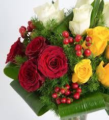 Arreglo Floral Tricolor De Rosas Frescas En Florero De Cristal