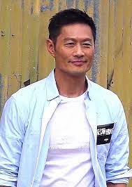 黃德斌 出演 viutv《大叔的愛》中的上司 kk 後再度翻紅，人氣彈起入屋，在戲中飾演地產公司分行經理的黃德斌經常一身筆挺西裝出場，身高181 cm、帶有健碩肌肉，完美比例的身材完全是著西裝最「型棍」明星之一。 é»ƒå¾·æ–Œ Wikiwand