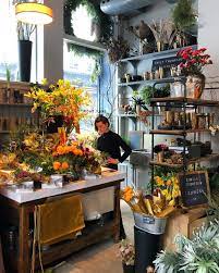 pin by katariina niemi on cvety i pirogi in 2021 flower shop interiors flower shop flowers shop interior